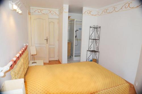 - une chambre avec un lit jaune dans l'établissement Bel appartement pour 6 personnes dans résidence avec piscine 500 m plage, à Cavalaire-sur-Mer