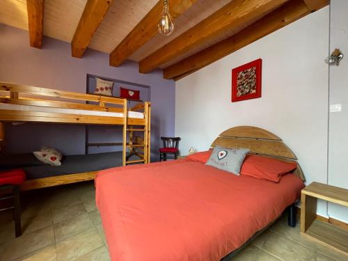 1 dormitorio con 1 cama y 1 litera en Beck Domaine du Rempart, en Dambach-la-Ville