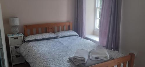 1 dormitorio con cama y ventana en Penbetha House B&B en Truro