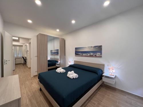 Un dormitorio con una cama con dos toallas encima. en Vico dell'amore, en Rapallo