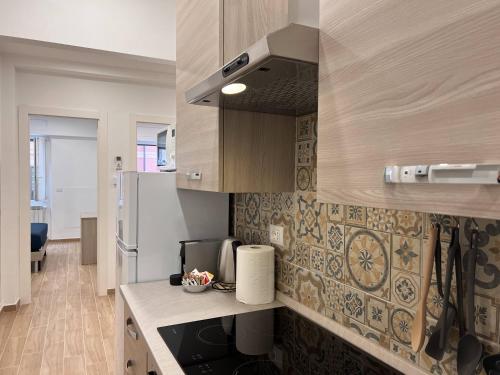 una cocina con refrigerador y encimera en Vico dell'amore, en Rapallo