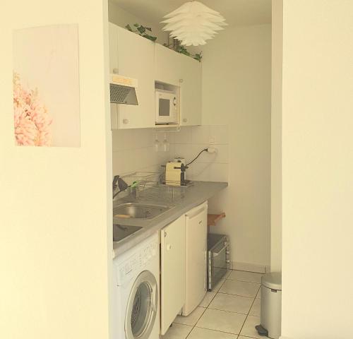Una cocina o zona de cocina en Appartement Colomiers belle vue proche des commodités Airbus Toulouse