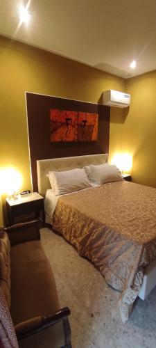 グロッターリエにあるB&B miccoliのベッドルーム1室(壁に絵画が描かれた大型ベッド1台付)