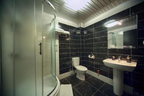 Phòng tắm tại Continental Hotel