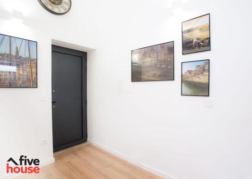 波多的住宿－Five House 14A，墙上有照片的房间和黑色的门