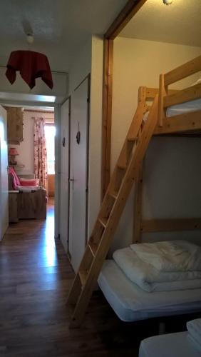 Litera en habitación con escalera en APPARTEMENT PRAZ VILLAGE en Praz-sur-Arly