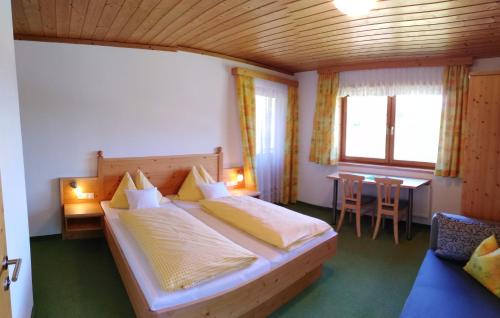 ヴェルフェンヴェンクにあるFerienhaus Reginaのベッドルーム(大型ベッド1台、テーブル付)