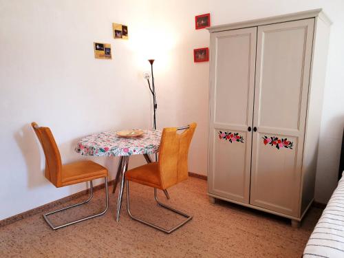 Habitación con mesa, sillas y armario. en Ferienwohnung Sonnenschein Hahnenklee, en Hahnenklee-Bockswiese