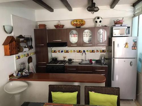 Kuchyň nebo kuchyňský kout v ubytování Casa comoda, bien ubicada en conjunto con piscina