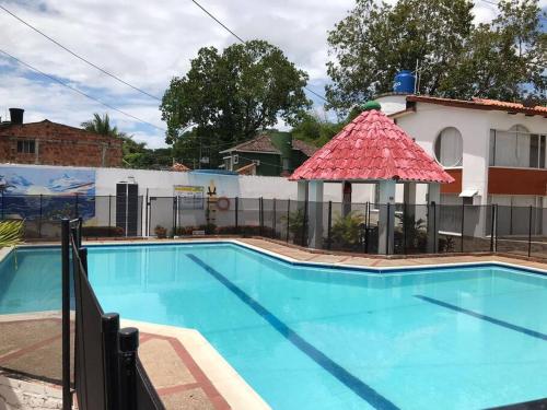Bazén v ubytování Casa comoda, bien ubicada en conjunto con piscina nebo v jeho okolí