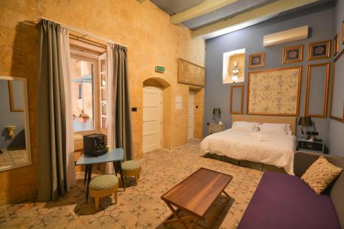 Postel nebo postele na pokoji v ubytování The Vincent Boutique Suites