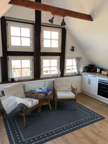 ein Wohnzimmer mit einem Sofa und einem Tisch in der Unterkunft Altes Backhaus Bauernhof Vogel in Röhrsen