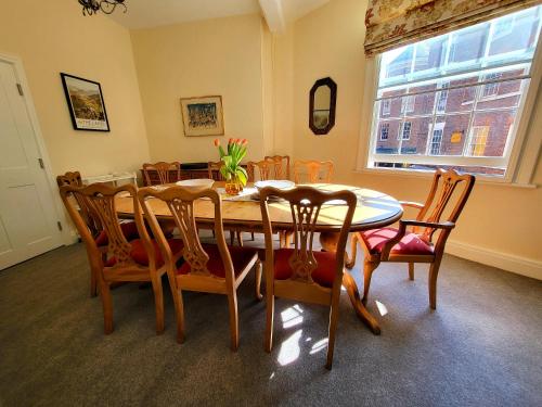- une salle à manger avec une table et des chaises dans l'établissement 50a Low Petergate, à York