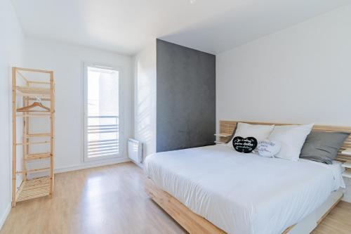um quarto branco com uma cama grande e uma escada em Urban Pool em Corbeil-Essonnes