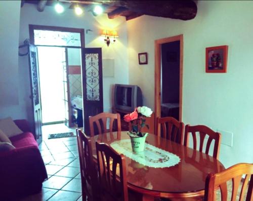 TV a/nebo společenská místnost v ubytování Apartamento Las Flores, disfruta en el Centro de Ronda