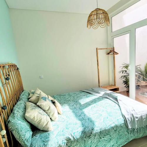 una camera da letto con un letto con cuscini sopra di The Shore @ Surf Paradise - Patio Terrasse a Espinho