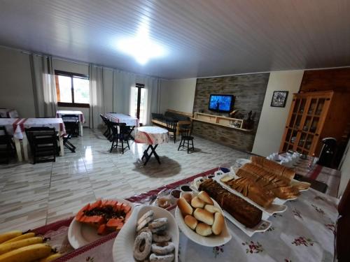 un soggiorno con tavolo e piatti di Cânions de Cambará a Cambará