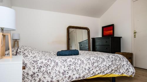 a bedroom with a bed and a mirror at La Galante in Meylan