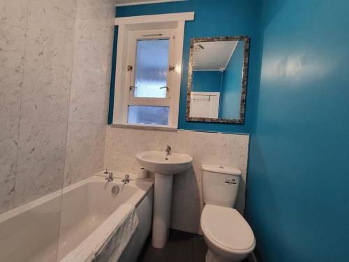 Ένα μπάνιο στο 4 Bedroom Apts at Sensational Stay Serviced Accommodation Aberdeen- Powis Crescent