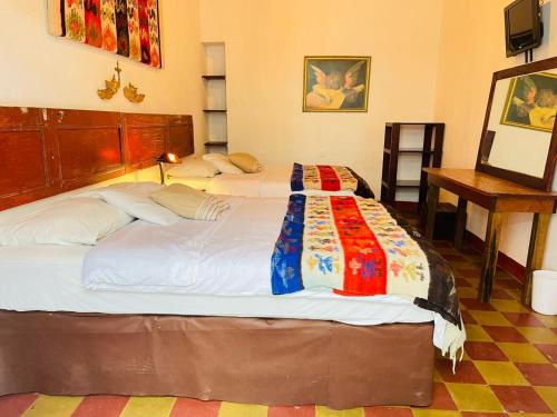 A bed or beds in a room at Hotel Casa Chapultepec