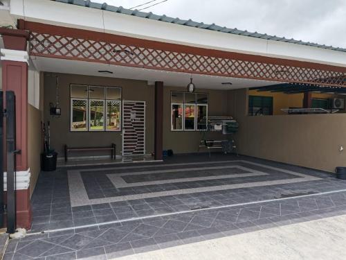 un patio de una casa con un banco en Homestay Qaseh Kerteh, en Kertih