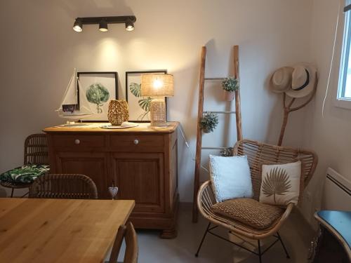 フレジュスにあるJolie petite suite Côte d'Azur.のリビングルーム(テーブル、椅子、ランプ付)