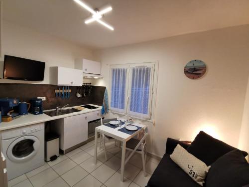- une cuisine avec un canapé et une table dans une chambre dans l'établissement Appartement Azur, à Balaruc-les-Bains