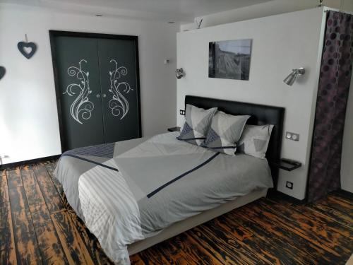 アルク・ラ・バタイユにあるCléomeの緑のドア付きのベッドルーム1室