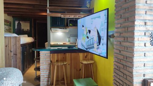 eine Küche mit einer Bar mit einem Computer an der Wand in der Unterkunft Presidente Deluxe in Sierra Nevada