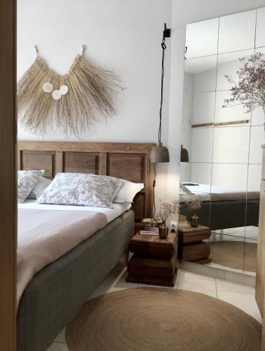 a bedroom with a large bed and a mirror at Villa Lantana in Vir