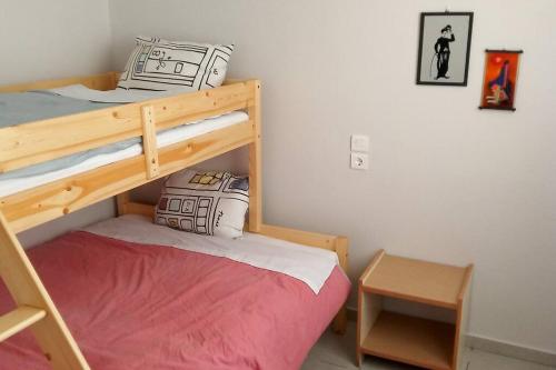 niewielka sypialnia z 2 łóżkami piętrowymi i stołem w obiekcie Paris house 3 w mieście Patras