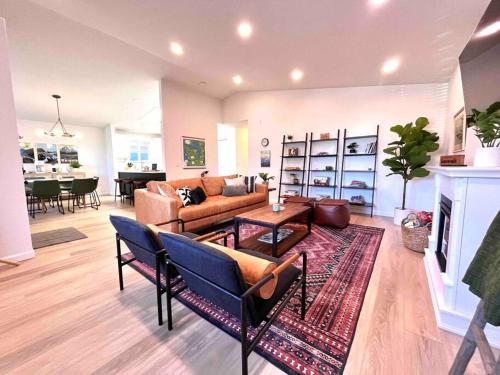 un soggiorno con divano e camino di Olympic House: 3min from ONP w/ Sauna + Rec room a Port Angeles