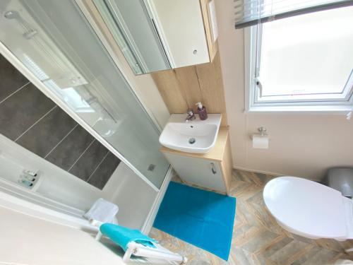 a small bathroom with a sink and a toilet at Bellevue in South Cerney