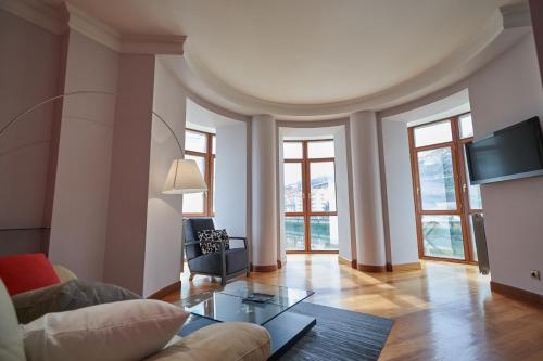 Apartamento BIO Exclusivo con mirador en Bilbao y aparcamiento público gratuito في بلباو: غرفة معيشة مع أريكة وطاولة زجاجية