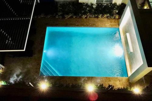 an overhead view of a swimming pool at night at Spectacular PentHouse with private jacuzzi terrace in Santiago de los Caballeros
