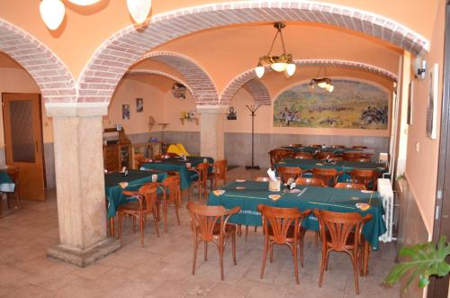 uma sala de jantar com mesas e cadeiras azuis em Motorest Penzion na Bojišti em Chlumec