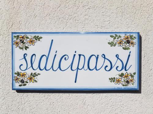 een teken op een muur dat het leesbaar maakt bij sedicipassi in Villaggio Azzurro