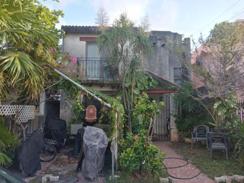 un patio de una casa con balcón en Caribbean Paradise, en Cancún