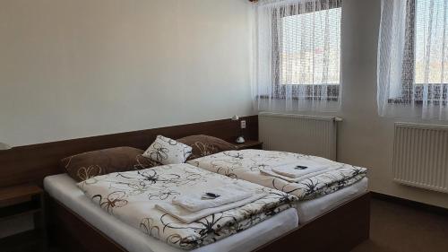 1 dormitorio pequeño con 1 cama con 2 mantas en Motorest U Kola, en Prostějov