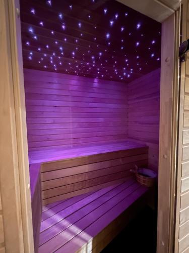 una sauna púrpura con luces moradas en el techo en St Stephen Luxury Suit with Jacuzzi and Sauna, en Budapest