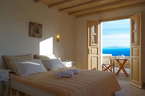 1 dormitorio con 1 cama y vistas al océano en Kallisti Hotel, en Chora Folegandros