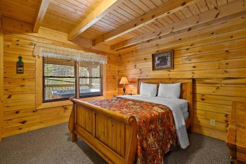 Een bed of bedden in een kamer bij Beautiful 2 Bed Cabin with Hot Tub and Resort Pool