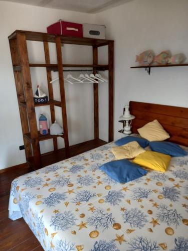 Ліжко або ліжка в номері Sole e mare