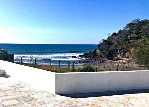 een uitzicht op de oceaan vanuit een huis bij La Leona 1 in El Zonte