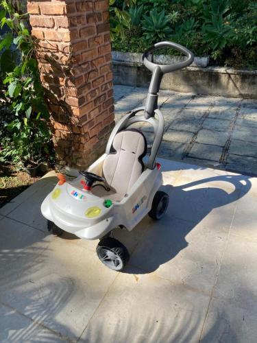 a scooter is parked on a sidewalk at Sítio N#1 da Serra Perfeito para famílias com bebês e crianças Piscina aquecida e limpeza incluídos in Teresópolis