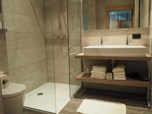 Un baño con ducha, lavabo e inodoro. en De Grote Vliet, en Brujas