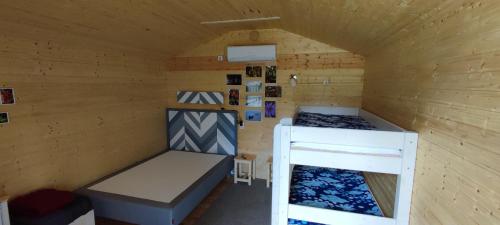 TreimaniにあるTeeveere Summer Houseの木造キャビン内のベッド2台が備わる部屋
