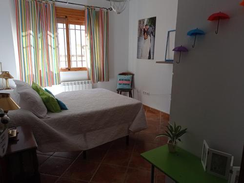 ein Schlafzimmer mit einem Bett und einem Fenster in der Unterkunft Alojamiento rural Zona Bienestar in Aldeaquemada