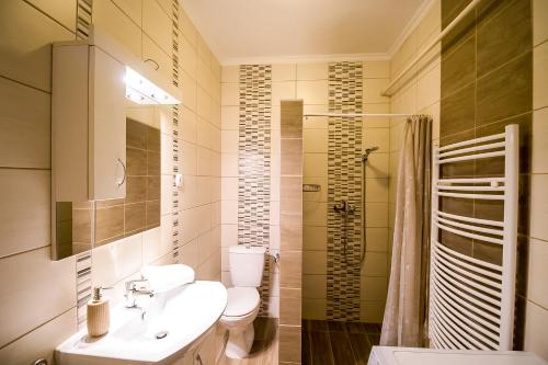Phòng tắm tại Thermal Next I Weninger Apartman Kiskunhalas