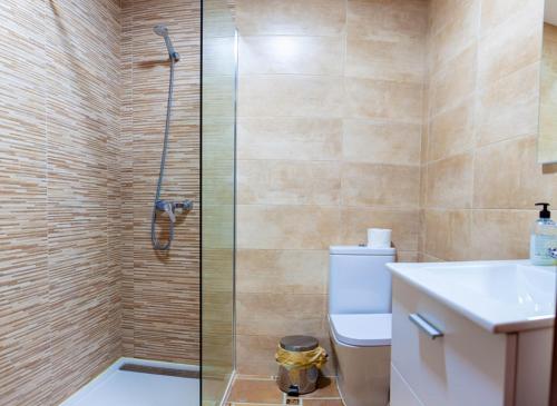 La salle de bains est pourvue d'une douche, de toilettes et d'un lavabo. dans l'établissement Hacienda El Romeral, à Zahora